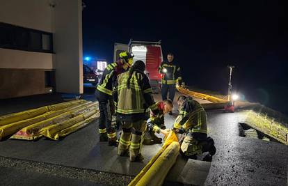 Na Kupi kraj Lekenika uočena naftna mrlja? Vatrogasci jure postaviti zaštitne brane...