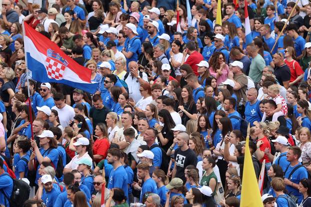 Zagreb: Dolazak hodočasnika Antunovskog hoda na Trg bana Josipa Jelačića