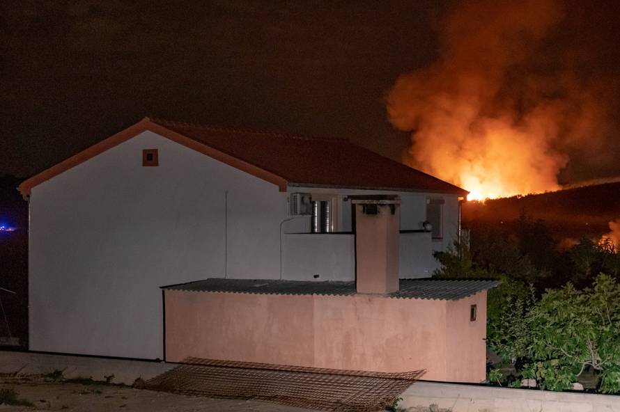 VIDEO Ovo je požar kod Zadra iz aviona, vatrogasci su se borili cijelu noć: 'Obranili smo kuće'