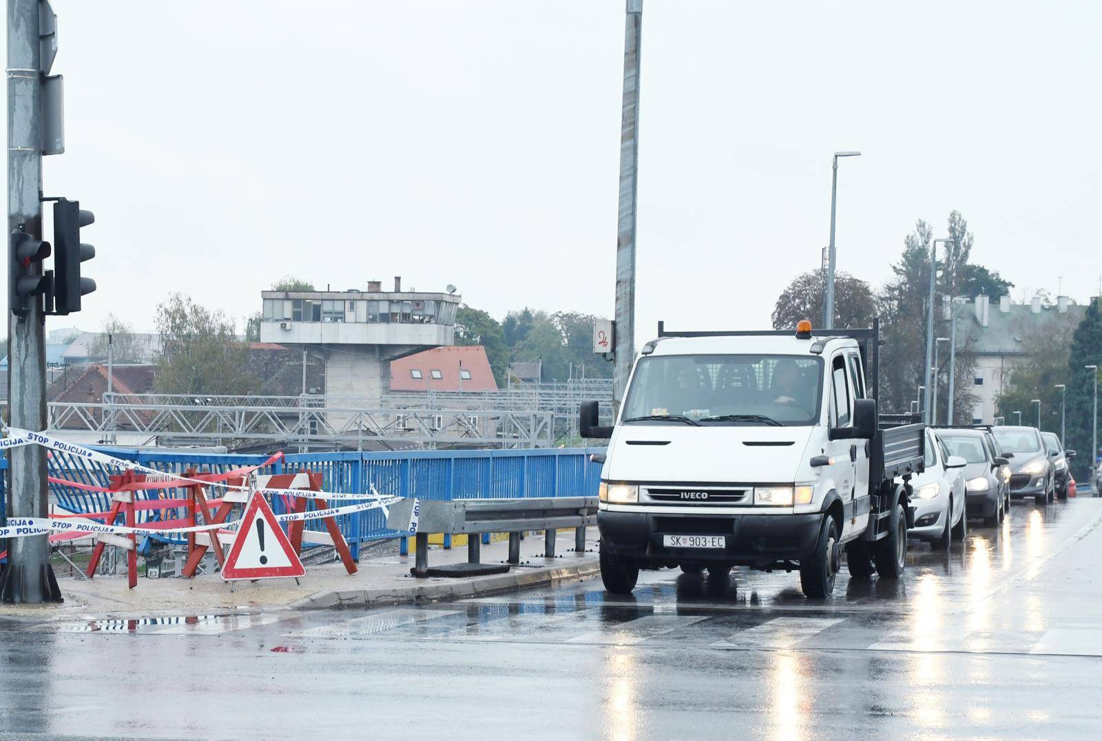 Sisak: VozaÄ automobila probio ogrdu mosta i pao na Å¾eljezniÄku prugu