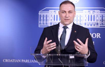 'Zasukat ću rukave, ako treba obući gumene čizme. A pucat ću samo po golu na nogometu...'