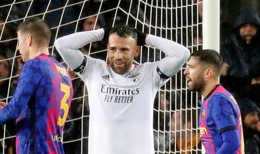 U&zcaron;as u Lisabonu: Igra&ccaron;a Benfice vezali remenom pred djetetom