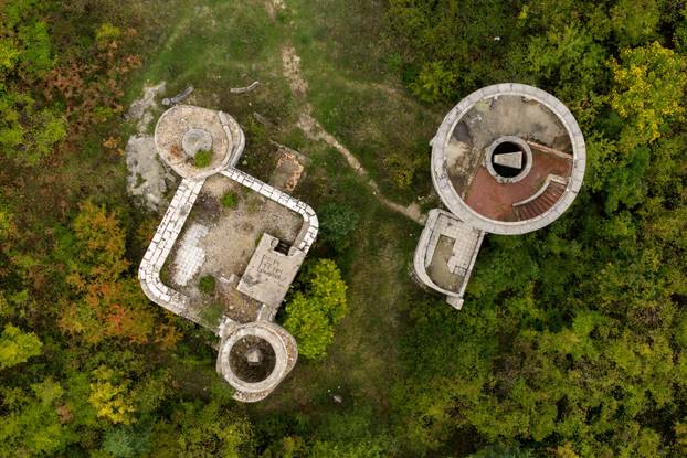 Pogled iz zraka na najpoznatiji sarajevski opservatorij Bistrik kula na Trebeviću