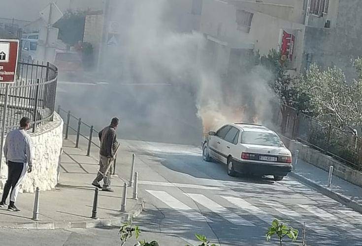 Video: Auto se zapalio u vožnji u Splitu, vozač je uspio izaći