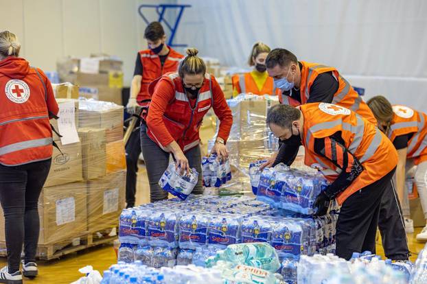 Pula: Crveni križ u dvorani Talijanske osnovne škole sortira i pakira donacije za žrtve potresa