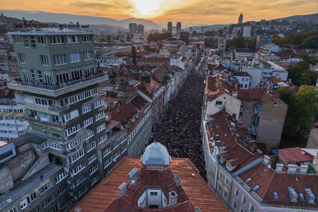 Sarajevo: Pogled iz zraka na okupljanje građana u čast Halidu Bešliću