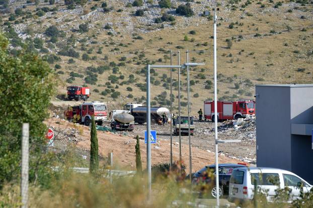 Sibeik: Pozar na odlagalistu otpada Bikarac gasi nekoliko vatrogasnih vozila