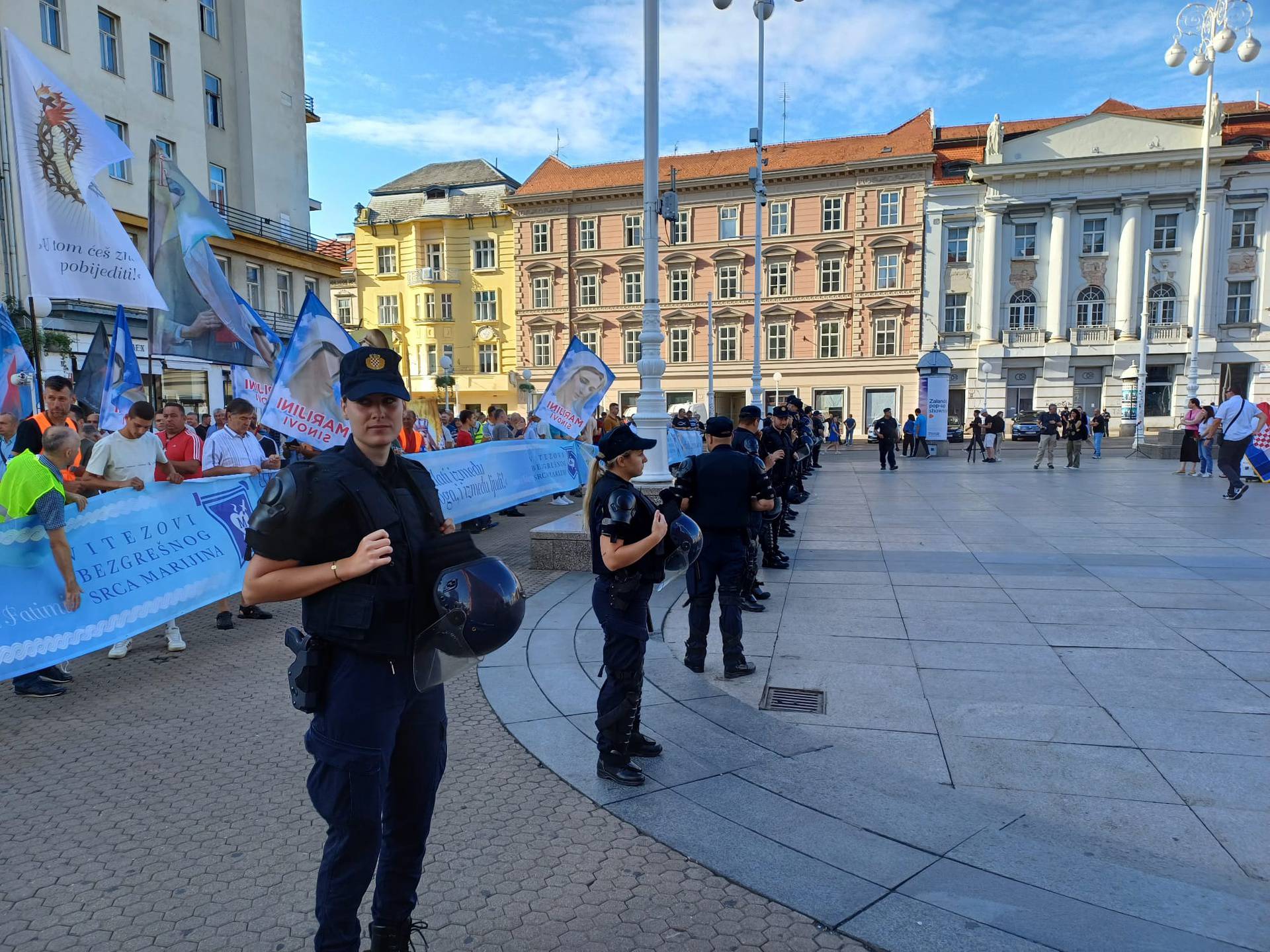 Klečavci opet na trgovima, mole za predbračnu čistoću i čednost