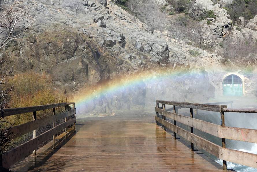 Knin: Slap Kr?i?, poznatiji kao Topoljski buk ili Veliki buk ukrašen dugom