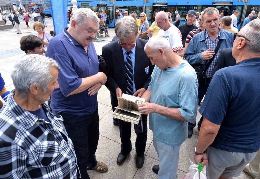 To su pravi šampioni! Trofej i lopta iz '67. izloženi na Trgu