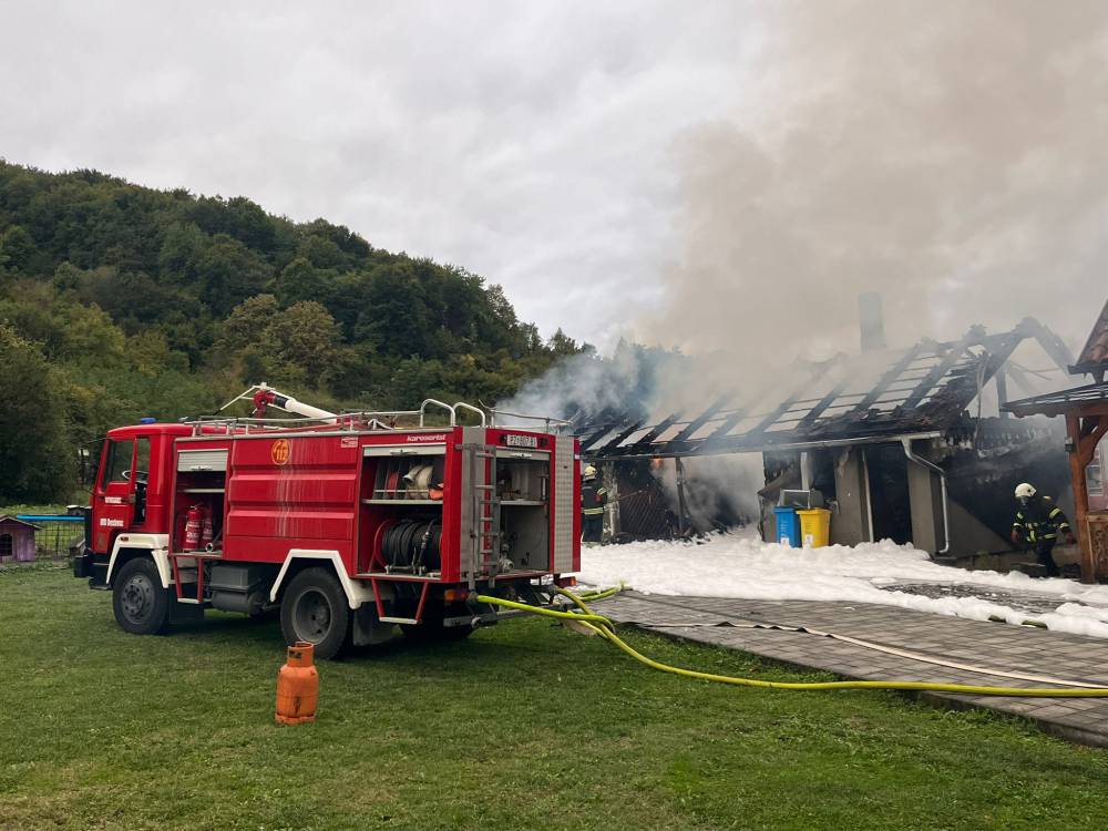 VIDEO Buktinja u Požegi: Vatra zahvatila garažu, kotlovnicu i drvarnicu, oštećena je i kuća