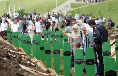 Tisuće ljudi u Srebrenicu se došle pokloniti žrtvama