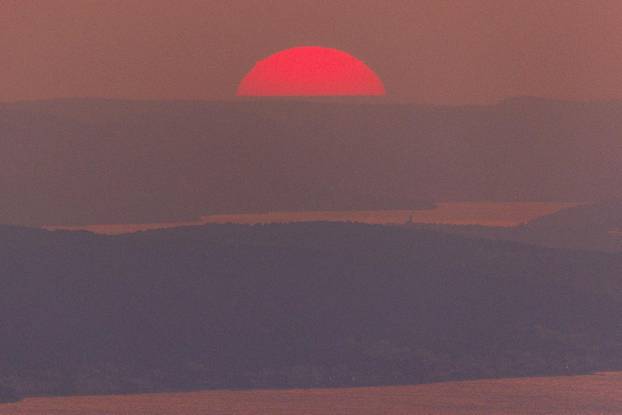 Mosor: Pogled sa Zvjezdanog Sela Mosor na zalaz sunca iznad Splita