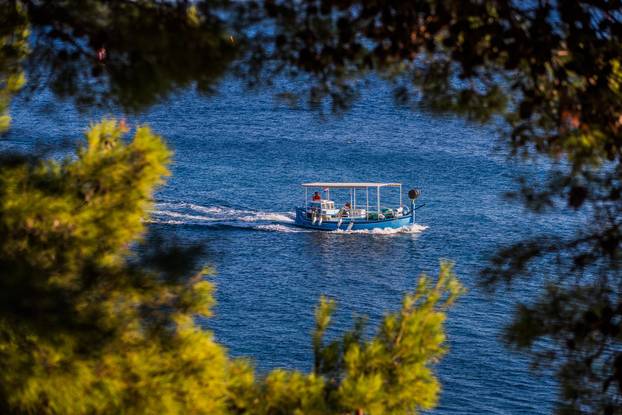 Bol: Zlatni Rat, najpoznatija plaža na Jadranu i krajem listopada ima posjetitelja