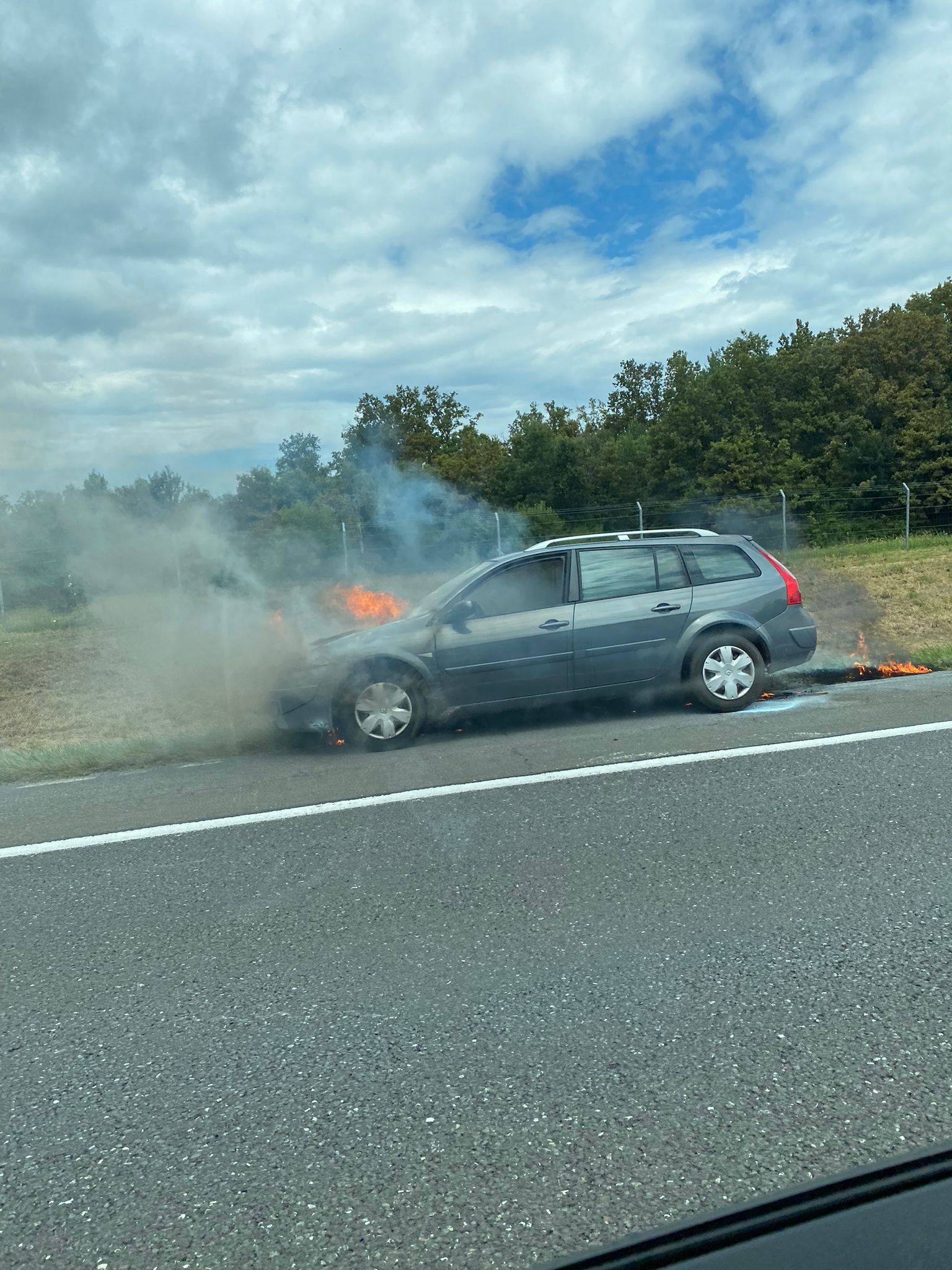 VIDEO Buktinja na A1 kod Donje Zdenčine: Zbog požara na autu zatvorili autocestu prema moru