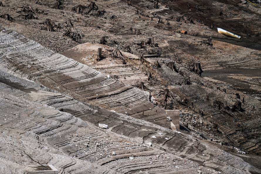 Nakon 22 godine isušeno Lokvarsko jezero, dno skriva ostatke potopljenog naselja