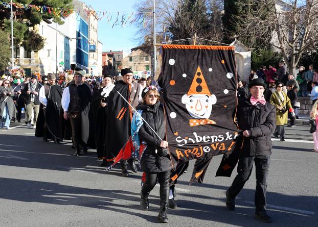 Šibenik: Maškarana povorka Šibenskog krnjevala 2026. prošetala je gradom sa 300 Dalmatinera