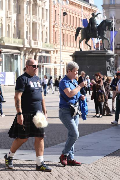 FOTO Škoti okupirali Zagreb dva dana prije utakmice: Nasred Trga izvješena njihova zastava