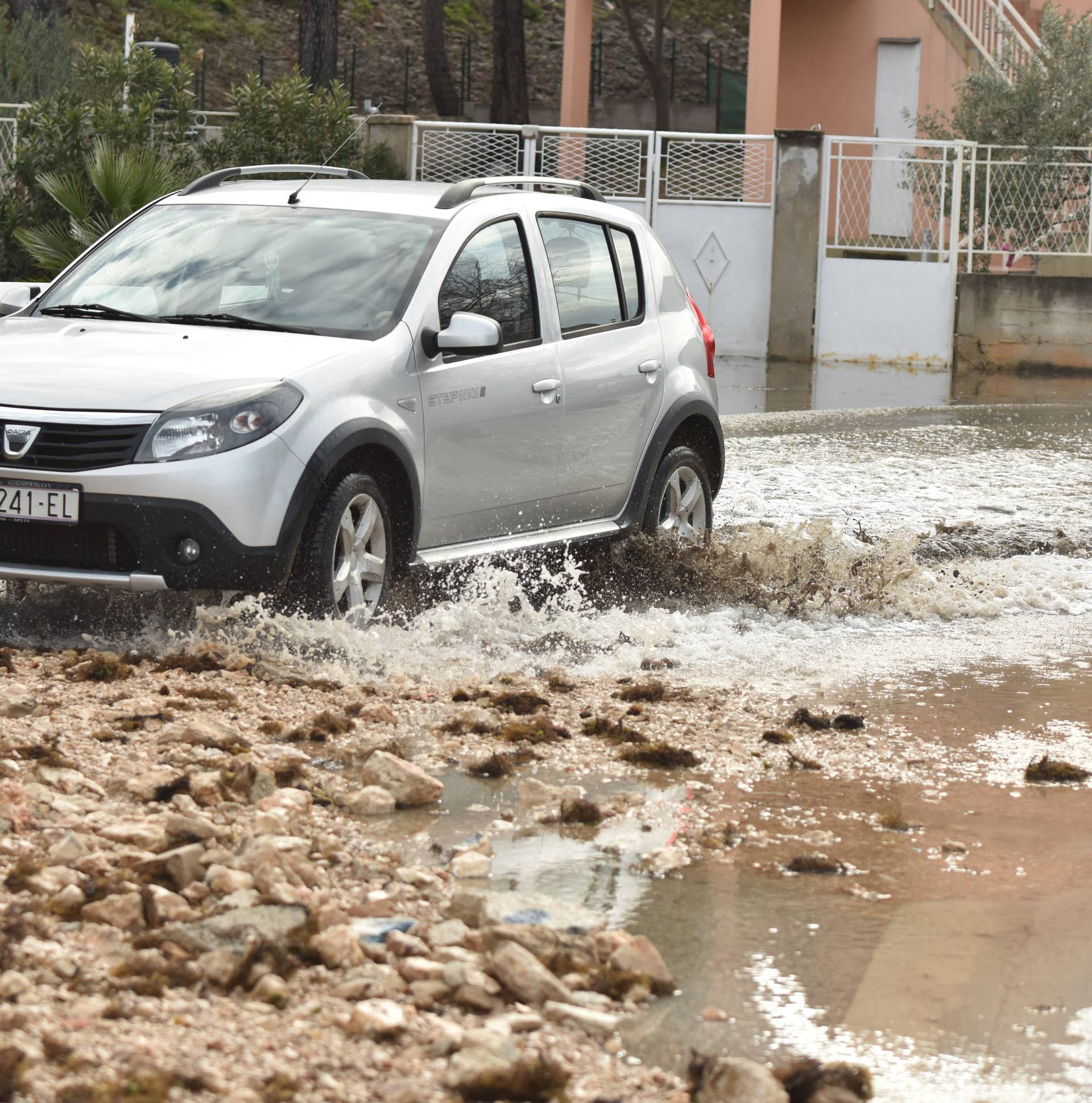 Olujni vjetar, kiša, poplave: Na udaru Istra i gradovi na obali