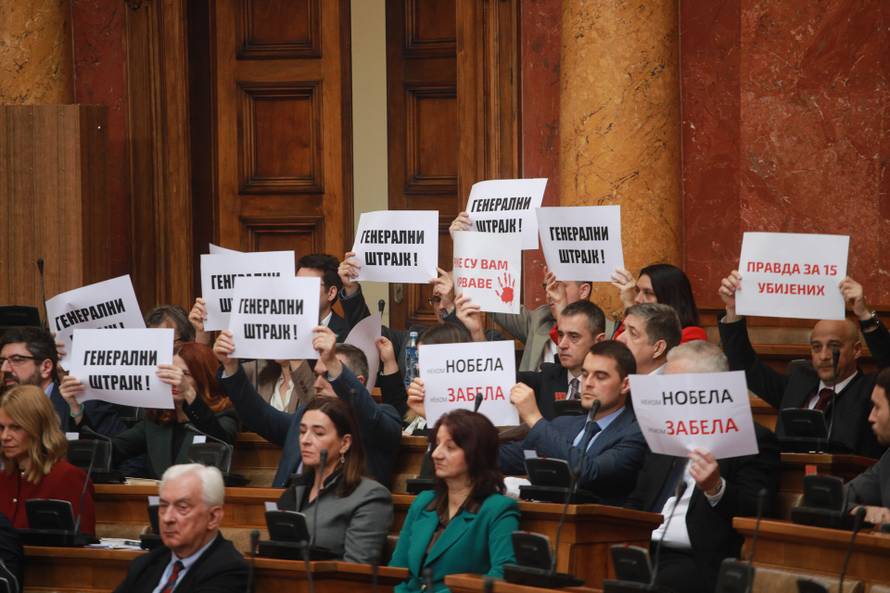 Beograd: Oporbeni zastupnici bacili su dimne bombe u parlamentu