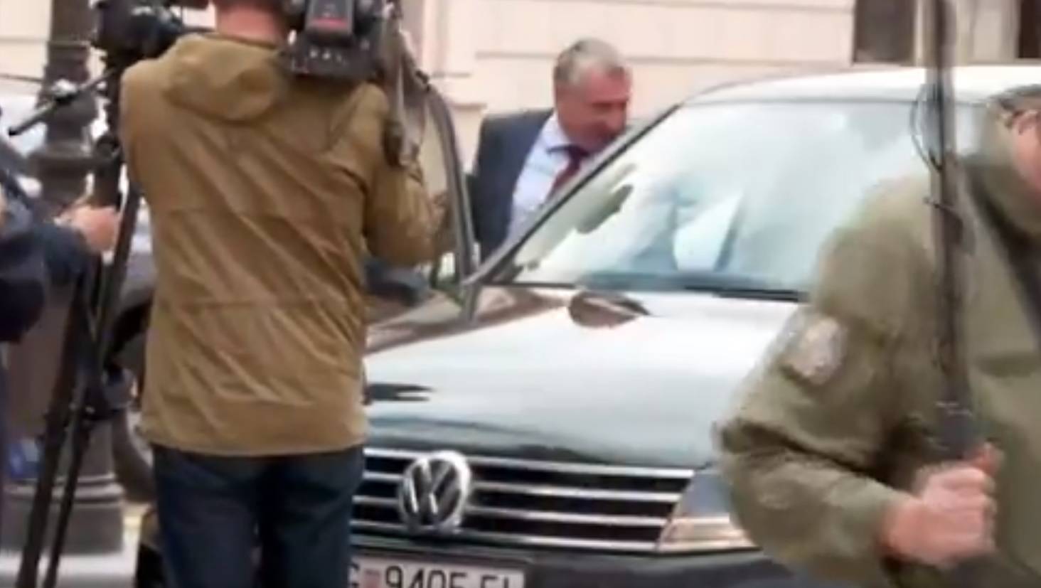 Ministar Štromar bježao je od novinara pa ušao u krivi auto...