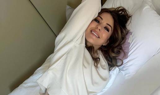 FOTO Elizabeth Hurley (60) se izvijala na krevetu u ga&cacute;icama: Otkrila je i tajnu mladog izgleda