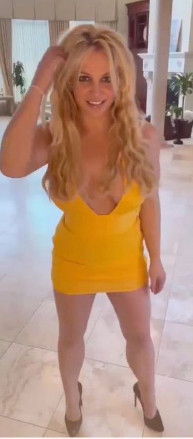 Britney pleše u oskudnoj odjeći, obožavatelji mole da prestane!