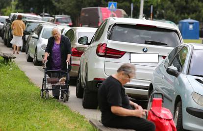 Pješake stjerali na travu:  Kako  parkiraju dobavljači Agrokora