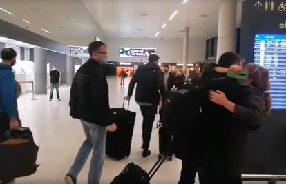 U Zagreb se posebnim avionom vratilo 119 Hrvata iz Britanije: 'Konačno ću vidjeti svog sina'