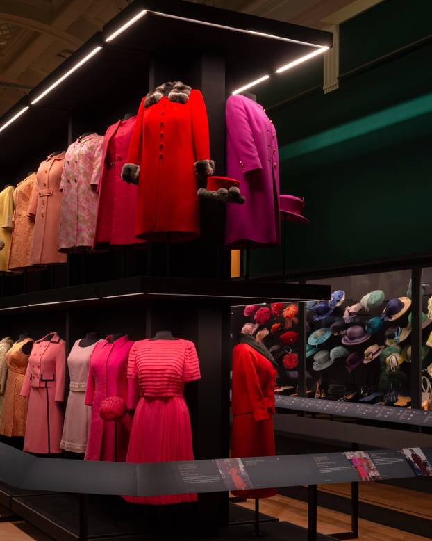 FOTO Bila je prepoznatljiva u jarkim bojama: Izložene su najljepše haljine Elizabete II.