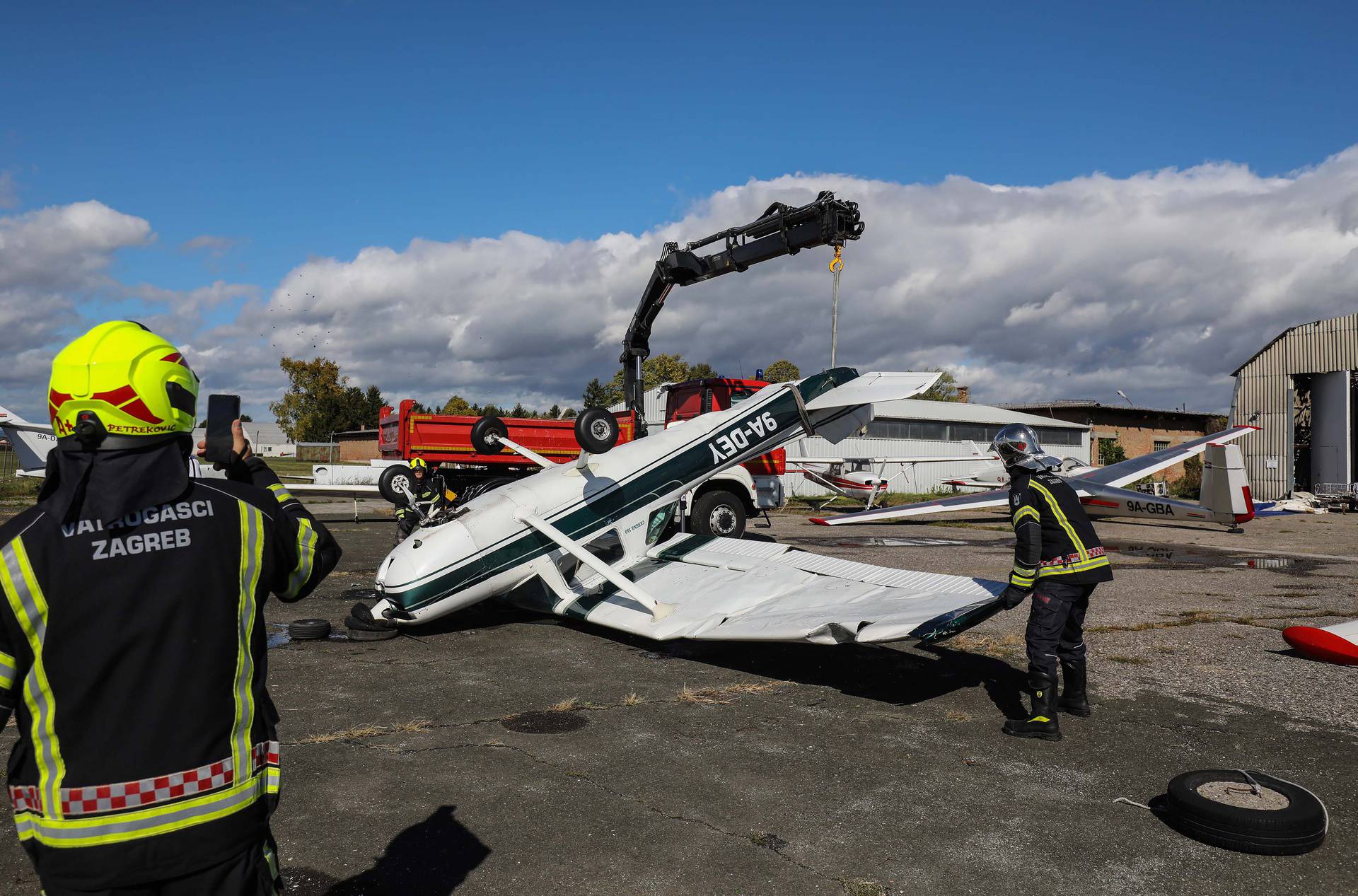 Zagreb: Nevrijeme okrenulo avion i počupalo krov na aerodromu Lučko