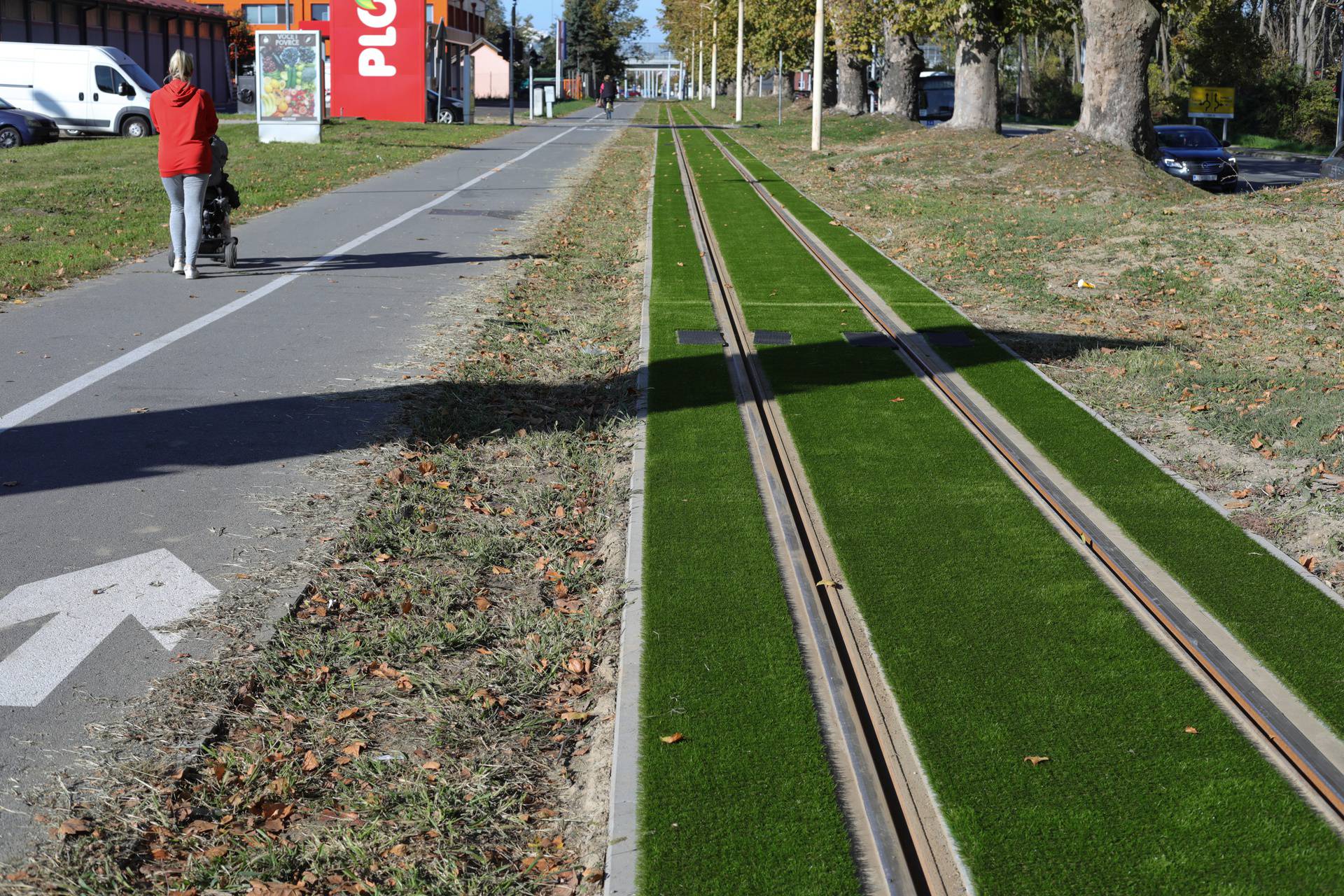 Postavljanje dekorativne zelene podloge na tramvajskoj pruzi u Osijeku