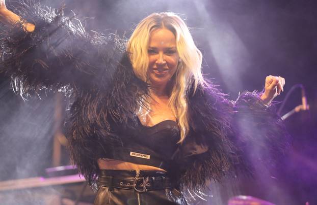 Podstrana: Maja Šuput i grupa Enjoy nastupili povodom proslave sv. Ante Padovanskog, zaštitnika Općine Podstrana