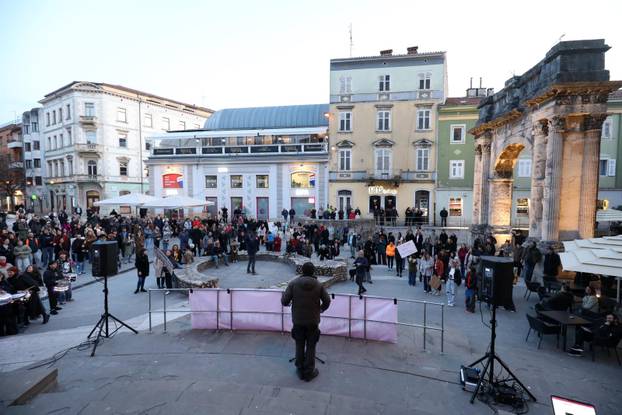 Pula: 4. Noćni marš u Puli pod parolom Žene - kičma otpora