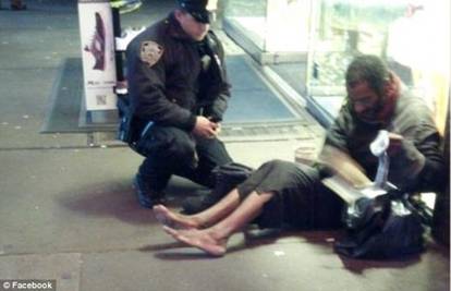 Mladi policajac (25) promrzlom beskućniku kupio par čizama