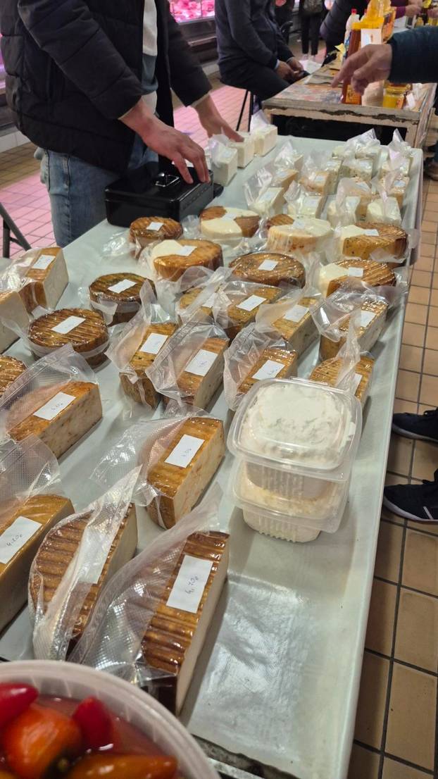 FOTO Pogledajte ponudu tržnice u Osijeku: Kila odojka 4,19 €. A 30 jaja je 6 €. Evo što se isplati