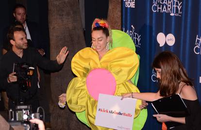 U cvjetnom kostimu: Miley zna kako privući pažnju i odjevena