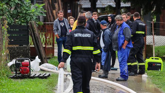 Samobor: Vatrogasci ispumpavaju vodu iz poplavljenih kuća