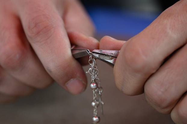 Zagreb: U okviru akcije "Majstori održivosti - sačuvaj, ne bacaj!" povodom Dana planeta Zemlje, obrtnici besplatno popravljali stvari