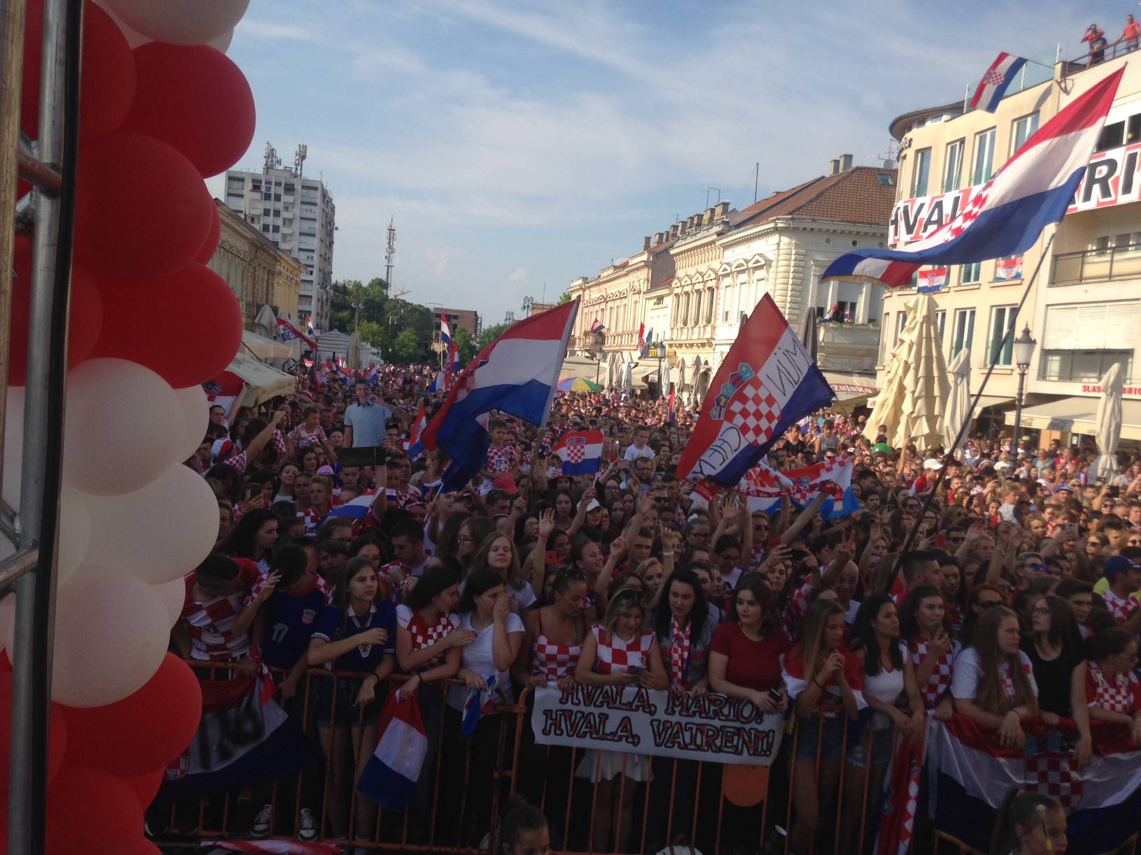 Mandžo je pjevao sa Škorom, Perišić i Rebić uplovili u Omiš!