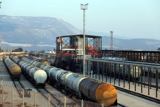 Vagoni cisterne u INA rafineriji nafte Urinj