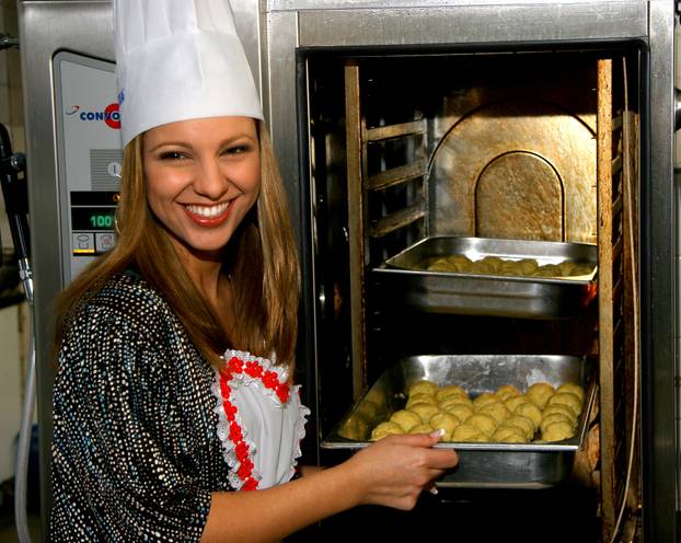 ARHIVA - Zagreb: Poznati kuhali bakalar za pučku kuhinju u Domu Sv. Ante, 2006.