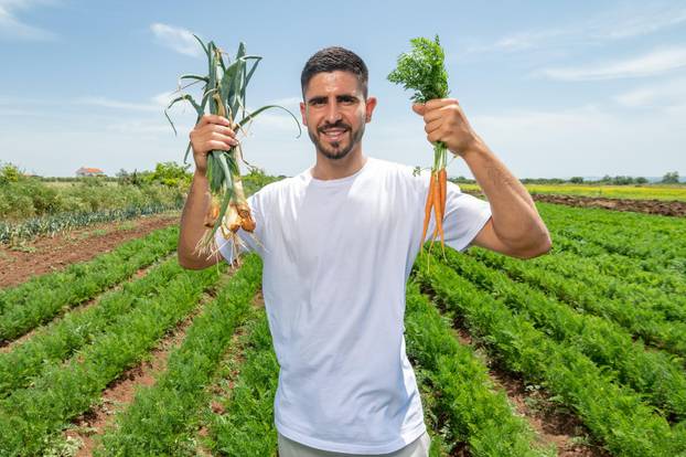 ARHIVA - 2022. Raštane: Nogometni reprezentativac Martin Erlić na farmi svojih roditelja