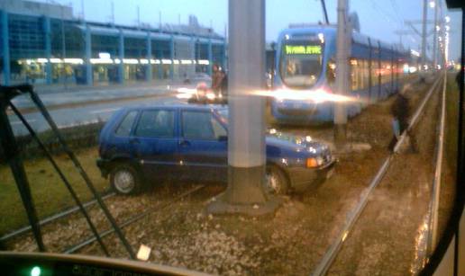 Zagreb: Fiatom je sletio s ceste na tramvajsku prugu