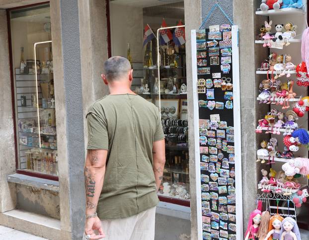 Šibenik: Ponuda suvenira u suvenirnici