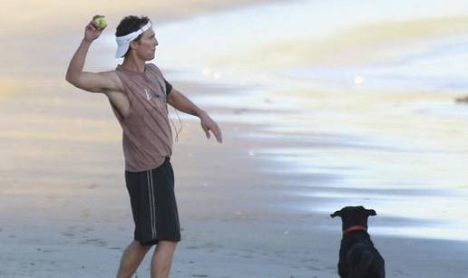 Matthew McConaughey joggira na plaži sa psom