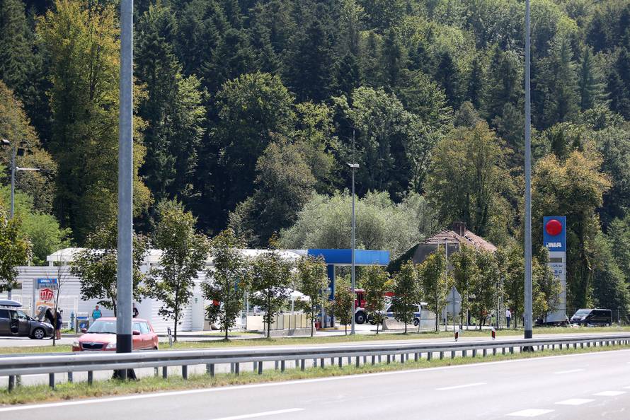 Vozač poginuo na mjestu: Auto izletio s ceste i zabio se u stup