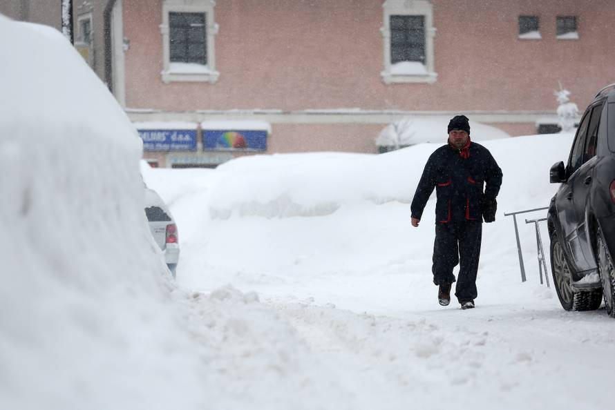 Zameteni u Delnicama: Nanosi snijega do balkona na 1. katu!