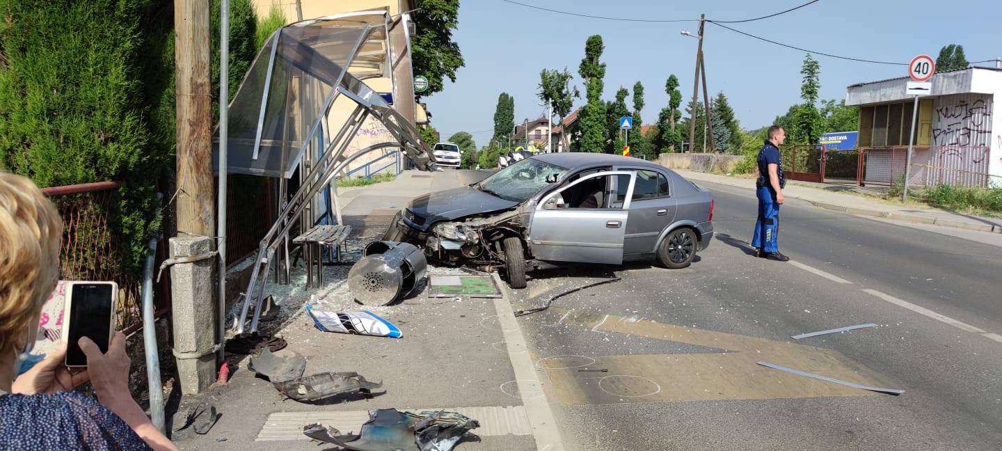 VIDEO Dobro da nije bilo nikoga na stanici! Uništio autobusnu nadstrešnicu u Zagorskoj ulici