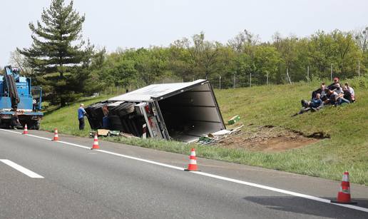 KAOS NA A1 Prevrnuti kamion, lančani sudar, auto u kvaru u tunelu... Kolona 6 kilometara!